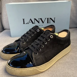 Lanvin skor  - Hej! Säljer nu dessa sjukt snygga Lanvin skor. Skorna är i fint skick! Vi rekommenderar att gå ner en storlek. Har ett begränsat antal boxar och dustbag! Hör gärna av dig vid frågor 