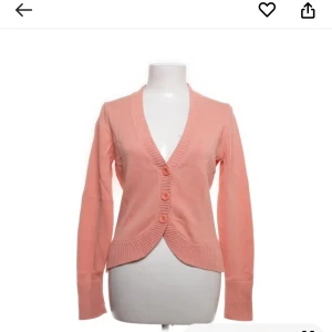 Korallfärgad kofta med knappar - Snygg korall/orange kofta med tre knappar framtill. Jätte snygg nu till skolstarten, köpt på Sellpy men i ändå nyskick.