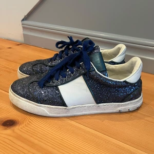 Valentino Garavani glittriga sneakers - Bra skick, använda varsamt. 