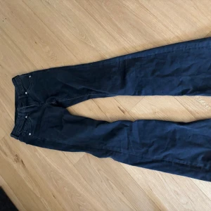 svarta bootcut jeans - svarta bootcut jeans från h&m. 