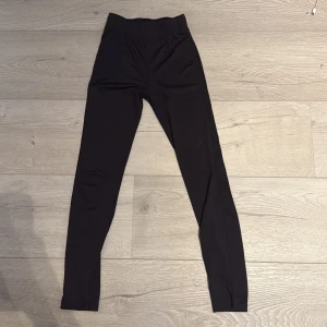 Svarta tighta leggings - Säljer ett par svarta tränings/gympa byxor då jag har för många och dom inte kommer till användning. Jag är 166 lång. Kan skicka bilder på om det skulle viljas. Dom är i väldigt bra skick  