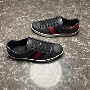 Gucci ace - Säljer ett par otroligt snygga skor från det exklusiva italienska märket Gucci! Skorna är i otroligt bra skick, skulle säga ungefär 9,5/10. Nypris ligger på över 9000kronor men vi säljer våra för endast 2499 och kan gå ner i pris ännu mer vid snabb affär! Skorna är i storlek 40 men lite stora så passar även 41. OBS: OG innersulorna inkluderars ej. Skriv gärna ifall det är några funderingar, allt bästa SkoKapet