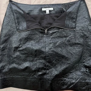 House of Dagmar- minikjol  - ✨ Säljer min exklusiva läderkjol från DGmar ✨ Använd endast 2 gånger Mycket fint skick, inga skador eller hål Nypris: 2000 kr Passar perfekt både till vardag och fest!