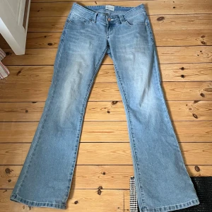 Lågmidjade jeans  - Jeans från abrand, den nya låga modellen i en superfin ljusblå färg. Lite slitage längst ned då dom är lite långs på mig. Storlek 29/32. Nypris 999kr