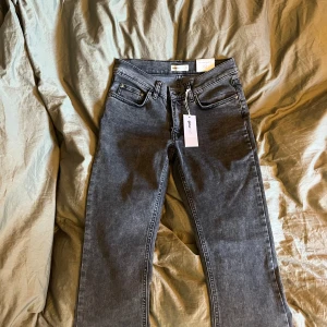 Grå bootcut jeans från Gina Tricot - Snygga grå bootcut jeans från Gina Tricot💕 Aldrig använda med lapp kvar. Säljer då dom tyvärr var för små för mig. 