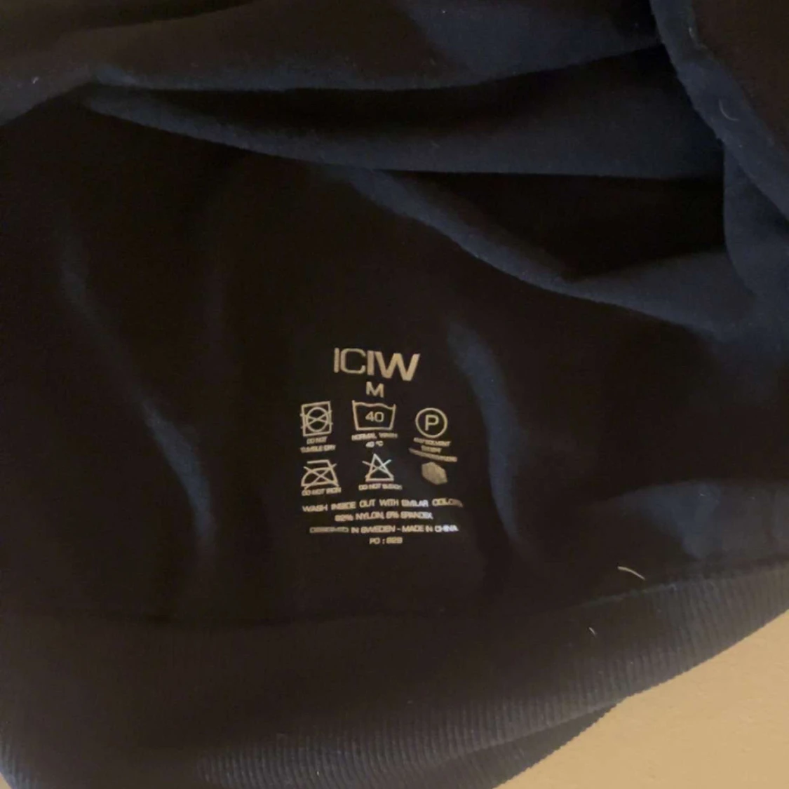 Svart croppad tröja från ICANIWILL - 2