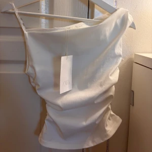 Topp från ZARA - Säljer denna jättefina topp från Zara som är helt oanvänd och har kvar prislappen. Toppen är i storleken S. Pris kan diskuteras☺️