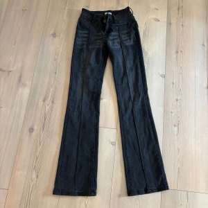 Svarta bootcut jeans - Svarta jeans från madlady med fina fickor - använda några få gånger men inga defekter 