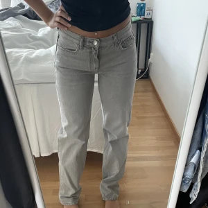 Gina tricot jeans  - Säljer dessa snygga lågmidjade jeans från Gina då de bara ligger och dammar!! Som nya💘💘ge gärna prisförslag🤗
