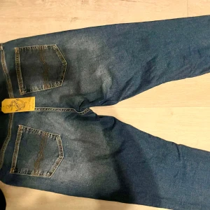 Blå levis jeans  - Säljer ett par riktigt snyggajeans från Levis. De är i helt nytt skick och aldrig använda, prislappen finns även kvar. Köpte byxorna för 480kr men har aldrig använt dem då de är för stora för mig. Storleken är (W34, L34).