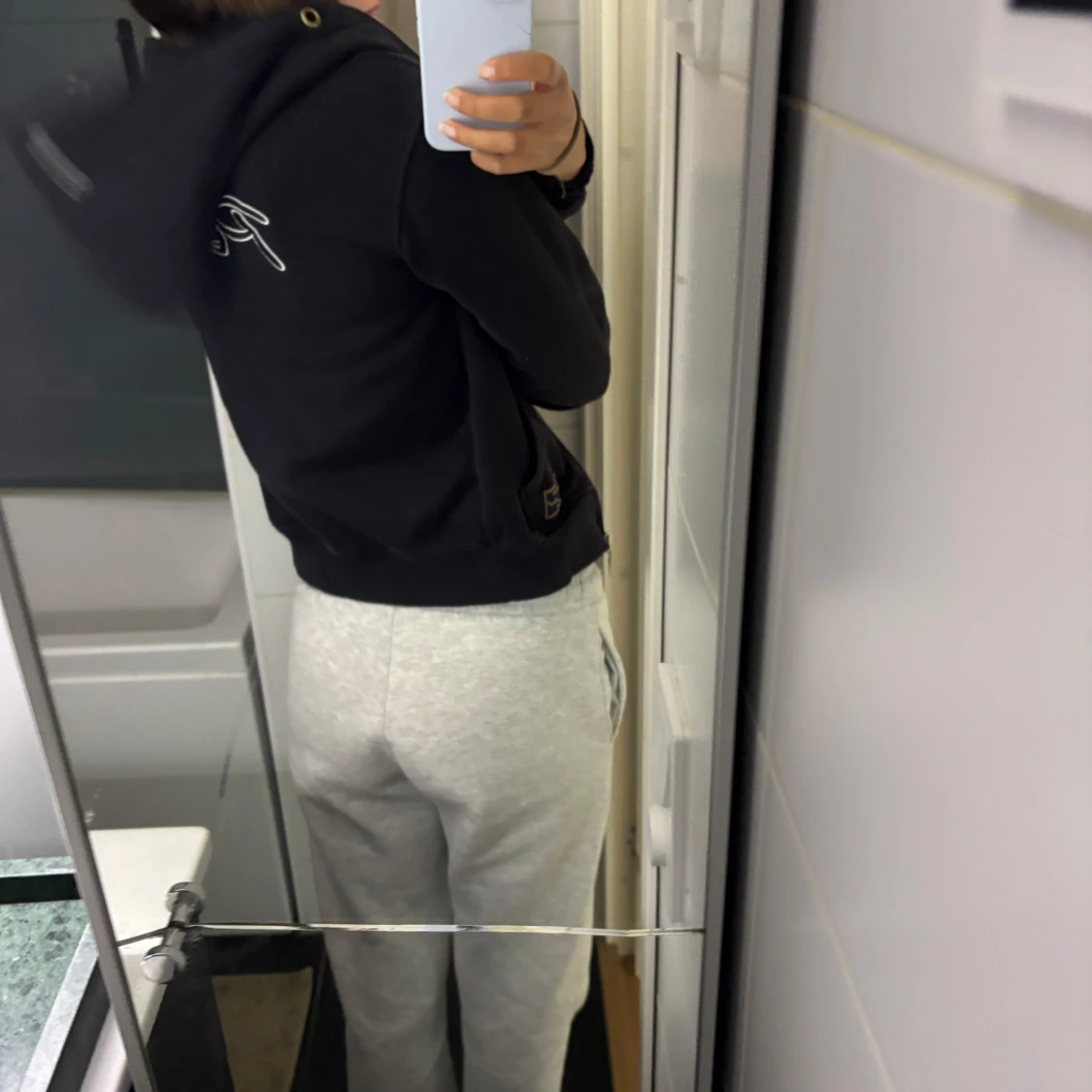 Svart hoodie från Peak Performance - 1