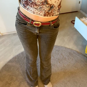 Lowwaist jeans - Low waist utsvängda jeans från gina tricot! De sitter skit snyggt men säljer då jag har för mycket jeans💐nypris 599, säljer för 230 <3