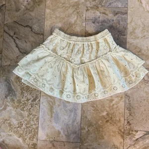 Mintgrön volangkjol från Zara🌟 - Superfin kort mintgrön kjol från Zara. Perfekt till sommaren❣️. Shortsen som fanns inuti innan är uppklippta❣️ . Storlek 11-12 år / 152 cm. Inga defekter ❤️❤️