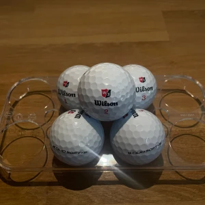 Wilson Duo Soft / Duo Soft+ - 5st Wilson Duo Soft / Duo Soft+ | Skick: Toppen, en boll med svart markering men som inte påverkar spelet (se bild 3) | Funkar för alla nivåer av golf | Fast pris | Skicka gärna ett Dm om du har några frågor | Dm innan köp |