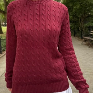 Vinröd kabelstickad tröja - Säljer en vinröd kabelstickad tröja som är helt ny från Brandy Melville och är 100% bomull!! Tyvärr lite för stor för mig och vill prova sälja innan jag måste frakta tillbaks till USA. Jätteskön och perfekt till hösten! 🧡🍁Overzied fit (obs bilderna e tagna från Brandys hemsida)