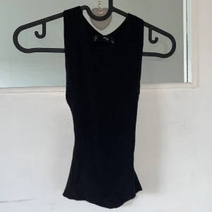 Svart ribbad linnetopp från MNG XS - Svart ribbad linnetopp från MNG i storlek XS. Toppen har en cool öppen rygg med snygga utskärningar Materialet är mjukt och stretchigt, perfekt för dig som gillar en slim och trendig look. Har bara testat den, men den satt inte så bra på mig. Men än jätte fin topp