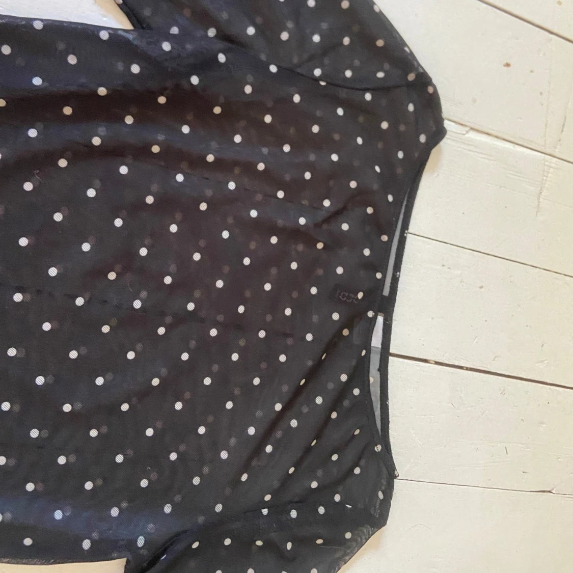 Svart mesh topp med vita prickar - 1
