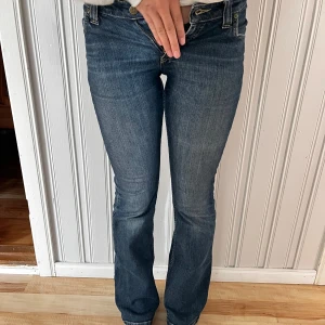 Low jeans från Lee - Snygga blå jeans från Lee med klassisk bootcut passform och normal midja. Jeansen har gul kontrastsöm, fem fickor och Lee-logga på bakfickan samt läderpatch i midjan.  Säljer för att de är för små, Skriv om du undrar över mått!💕