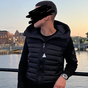 Cardigan med luva från Moncler - Säljer min Cardigan från Moncler. Perfekt för dig som vill ha en clean och exklusiv stil. Storlek S