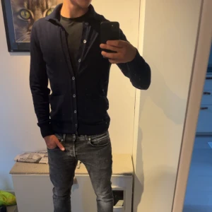 Mörkblå kofta från Stenströms S - Säljer en riktigt fet kofta från stenströms, skriv om du har några frågor eller funderingar!!!