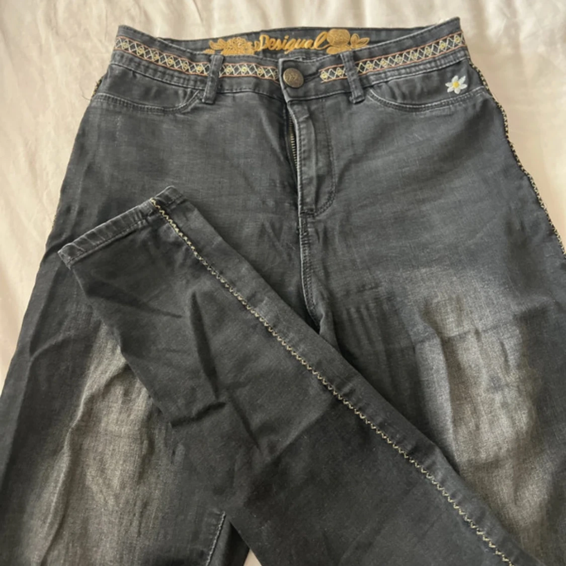 Desigual svarta jeans med broderi - 1