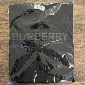 Helt ny svart Burberry t-shirt  - Helt ny svart t-shirt från Burberry i storlek M. 