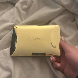 Estée Lauder Deluxe Eyeshadow Palette - Snygg ögonskuggspalett från Estée Lauder med 18 olika nyanser i satin, shimmer och matt finish. Färgerna sträcker sig från neutrala beige och bruna till rosa, blå och gröna toner. Paletten har ett lyxigt guldigt fodral och stor spegel, perfekt för att skapa olika looks.