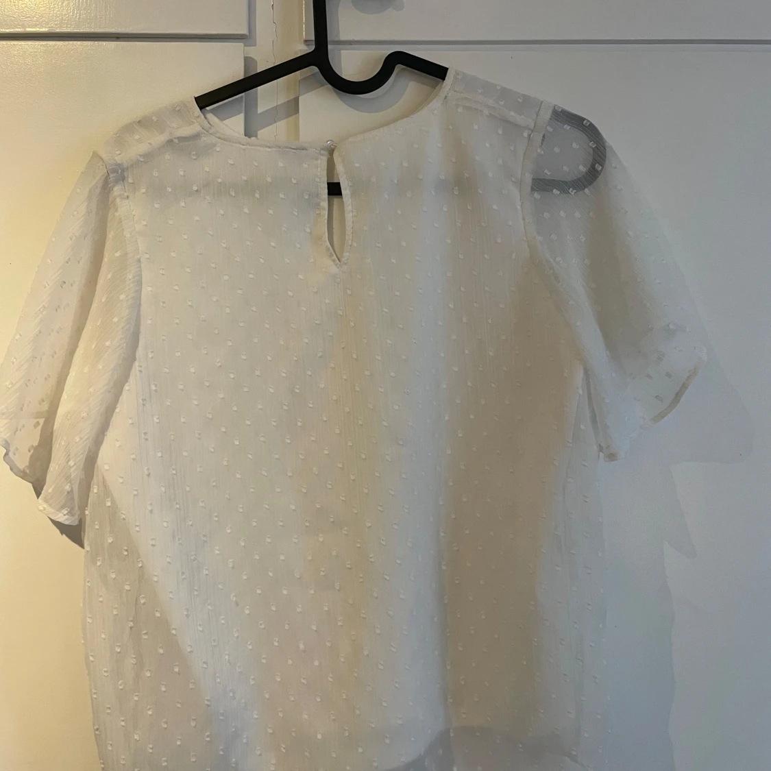 Vit prickig blus från Lindex - 1