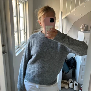 Grå stickad tröja - Superfin grå stickad tröja från Zara💞 säljer då den inte kommer till användning! Storlek S 