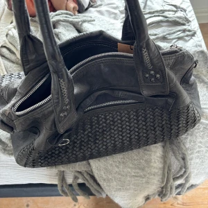 Så snygg svart handväska! - Säljer denna jättesnygga väskan som är perfekt nu inför skolstart! Rymmer mycket och är sjukt snygg som går att matcha till många outfits! Hör av er vid frågor💗💗