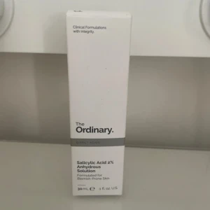 The Ordinary Salicylic Acid 2% Solution - Salicylic Acid 2% Anhydrous Solution från The Ordinary, 30 ml. Kommer i en brun glasflaska med vit pipett och vit etikett. Perfekt för dig med oren hud som vill ha en enkel och effektiv toner i din hudvårdsrutin. Köpte fel därför är denna aldrig använd! 