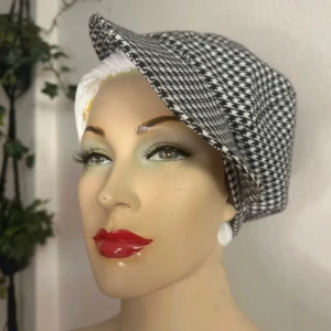 Svartvit rutig vintagekeps Klassiskt hundtandsmönster Retro stil Fint skick  - Svartvit keps i klassiskt hundtandsmönster – en tidlös accessoar med retrokänsla. Lätt och bekväm att bära tack vare den mjuka formen och rundad skärm. Märke okänt.  Storlek: One size, något töjbar Skick: Mycket fint begagnat skick  Jag använder den inte längre, därför säljer jag den vidare. Priset är redan lågt så jag prutar inte – men jag erbjuder rabatt vid köp av flera saker.  Kikar du på mina andra annonser också – jag rensar garderoben!  ⸻  