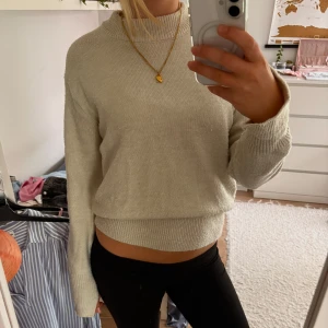 Beige stickad tröja - Säljer min favorit stickade tröja då jag behöver plats i garderoben! Tröjan är jättemjuk och skön mot huden, perfekt för att matcha med jeans eller vad som helst😋💖 