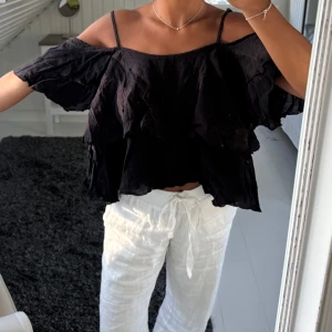 Svart off-shoulder topp - Så snygg off-shoulder topp från Lise Sandahl 🤍 One-size storlek med justerbara band men passar runt XS-S