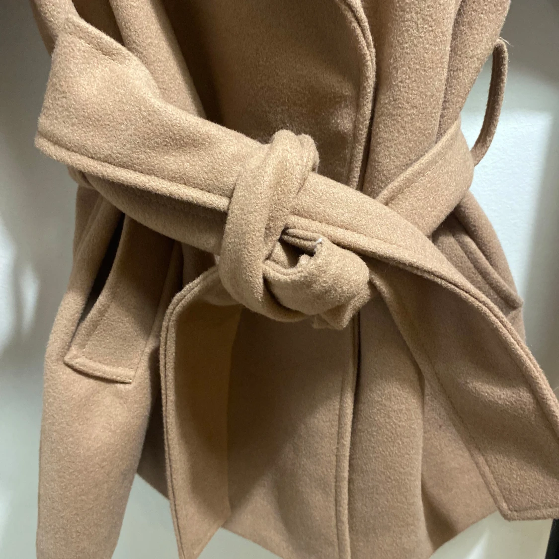 Beige kappa med bälte från Gina Tricot - 2