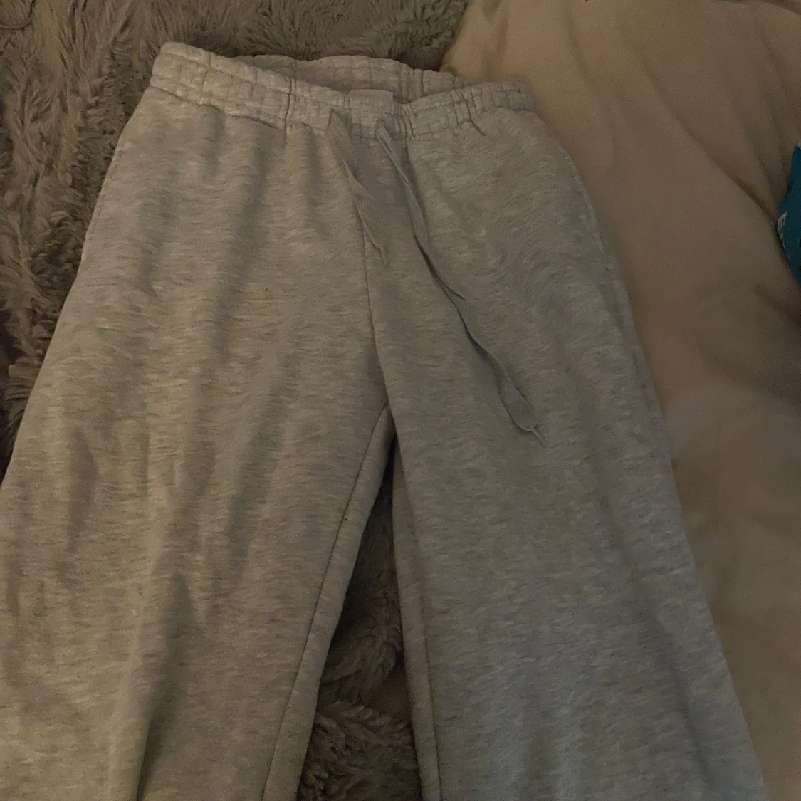 Grå mjukisbyxor med snörning