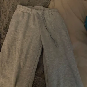 Grå mjukisbyxor med snörning - Säljer ett par grå mjukisbyxor med elastisk midja och snörning. Använda 1 gång storlek M men är mer som en S