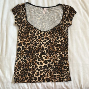 Leopard topp - Leopard mönstrad kortärmad topp från Nelly i storlek XS. Köpt för ett tag sedan men endast testad och inte kommit till användning, mycket bra skick. 