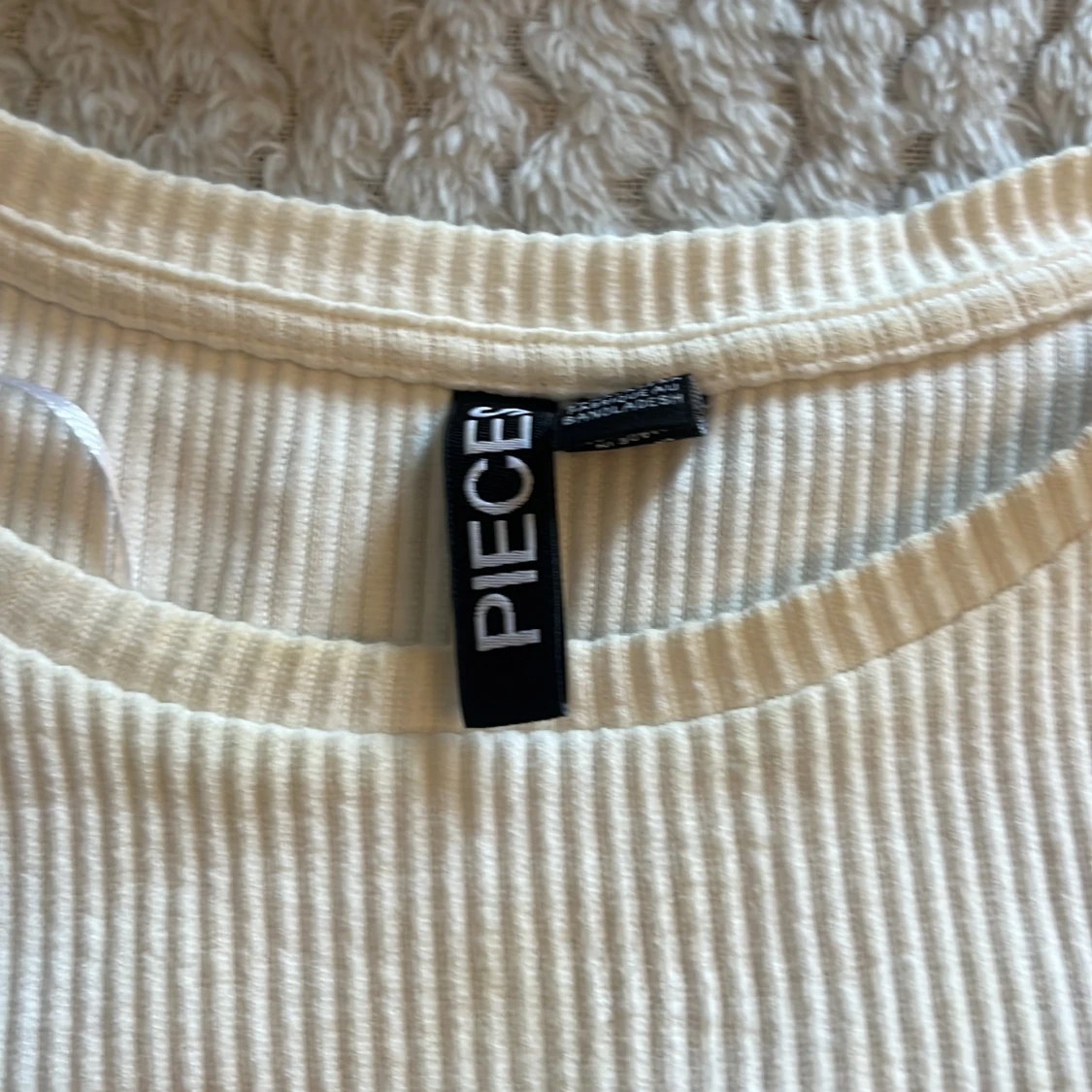 Vit ribbad topp med volangärm från Pieces - 2