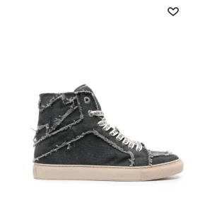 Svarta höga Zadig sneakers i jeans - Unika svarta höga sneakers med råa, slitna jeansdetaljer och vita snören med text. Helt nya med prislapp, box och bag kvar! 