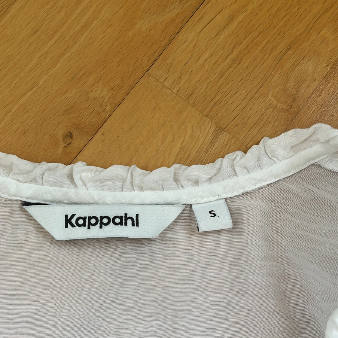 Vit blus med volang från Kappahl - 1