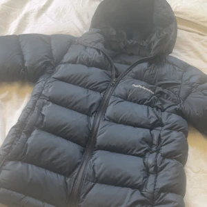Dunjacka från peakperformance - Säljer denna snygga vinterjackan från peakperformance perfekt nu till höst och vinter. Jackan har lite småhål men vi har sytt igen den snyggt och prydligt. Annars inga defekter. Nypris 3000 min pris 599