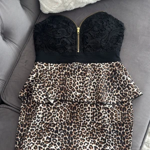 Festlig leopard klänning - Mjuk och skön leopardklänning, perfekt för festliga tillfällen! Storlek S. Lätt och bekvämt material. perfekt för både utekvällar och speciella tillfällen. I mycket fint skick! Missa inte chansen att fynda en ny favorit till garderoben.  #leopard #klänning #festklänning #stockholmstyle #S #fashion #mode #stil #vintedfynd #secondhand #kvinna #lyx #outfitinspo #partyklänning #lyxig #glamour #leopard #leopardprint 