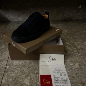 Mörkblå loubitins🤝 - Snygga navysneakers från Christian Louboutin i mjuk mocka med klassisk rund tå och platt sula. Insidan är beige och yttersulan har den ikoniska röda färgen med Louboutin-loggan. Skorna har snörning och en stilren, minimalistisk look.9,5/10 i skick änvända minst 5 gånger, storlek 43/44.Skriv vid minsta tanke, och priset är inte hugget i sten☺️