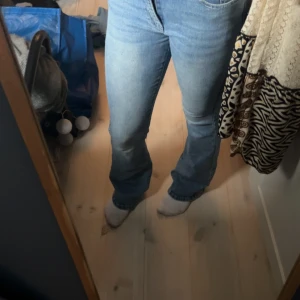 Blå bootcut jeans med detaljer - Snygga ljusblå bootcut jeans med coola broderade fickor bak och knappdetaljer. De är knappt använda. Mid waist och otroligt sköna. stl S ifrån shein