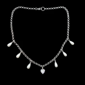 Silverhalsband med pärldroppar och hjärta - Stilrent halsband i silverfärgad metall med sju hängande droppformade pärlor och en gnistrande hjärtformad kristall i mitten. Kedjan är chunky och ger en cool vibe, perfekt för att lyfta din look med lite extra bling och romantisk touch.