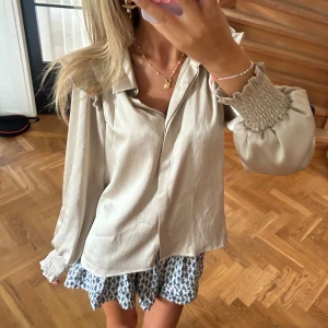 Neo noir blus  - Säljer denna sååå fina neo noir blus i såå najs material❤️❤️🥹🥹