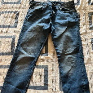 Mörkblå jeans med straight fit 34/32 - Snygga mörkblå jeans med klassisk femficksdesign och raka ben. Jeansen har en straight passform och är tillverkade i mjukt denimtyg som sitter skönt hela dagen. Perfekta för dig som gillar en enkel och stilren look.