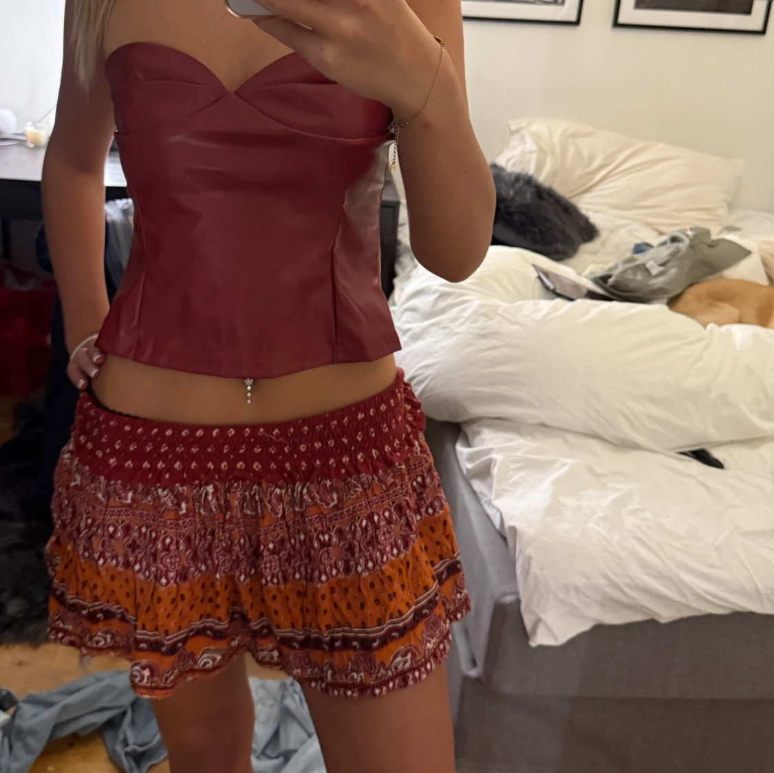 Röd och orange kortkjol från Superdry