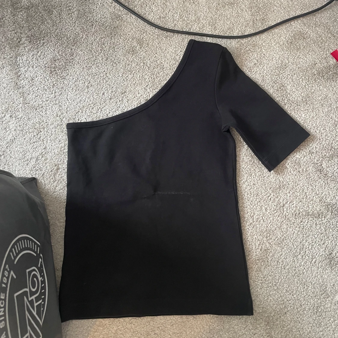 Svart oneshoulder topp